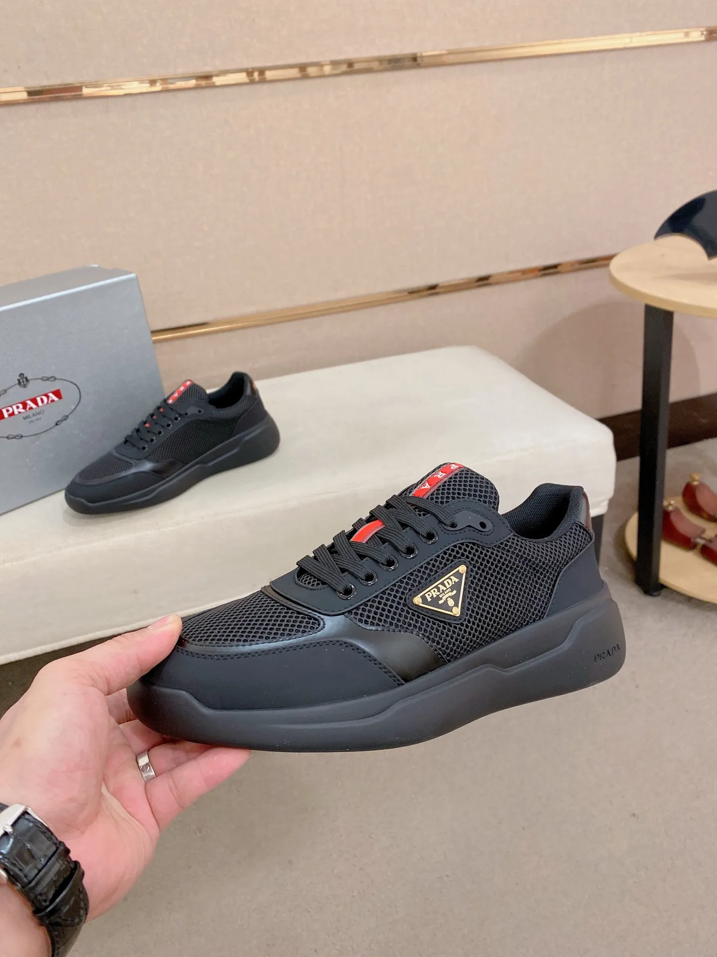 Men's shoes 💰 620💰 ✔️✔️✔️Higher version High-quality new PRADA (Prada) counters are launched simultaneously. The new men's shoes and 😘fabric are made of high-tech glue-making technology. Lining: Full cowhide lining. 👍🏿 High-end ☄️ Air-cushion molded anti-slip foam outsole, exquisite lines, simple and elegant, comfortable and high-end for leisure travel. Code number: 38 to 44 (45 can be customized and cannot be returned or exchanged)